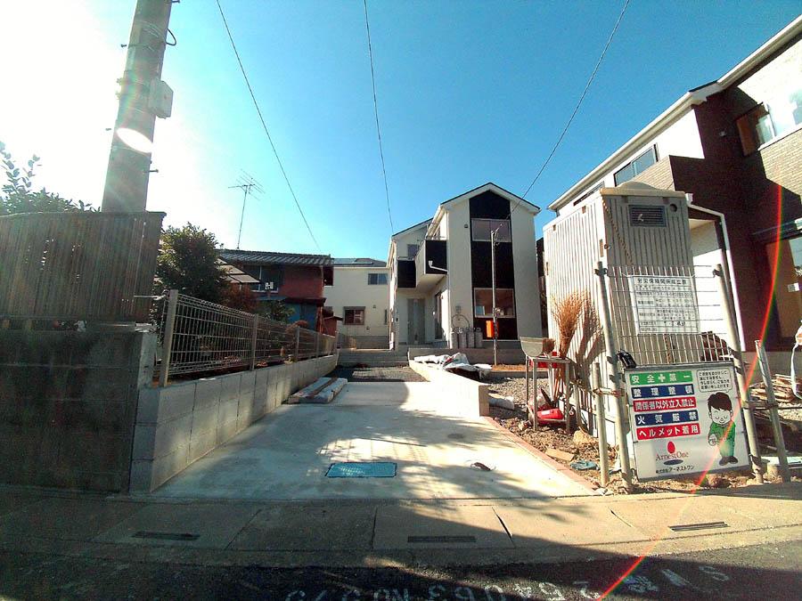 Local photos, including front road. We offer the same use the finished model house of this property. Please feel free to contact us. 