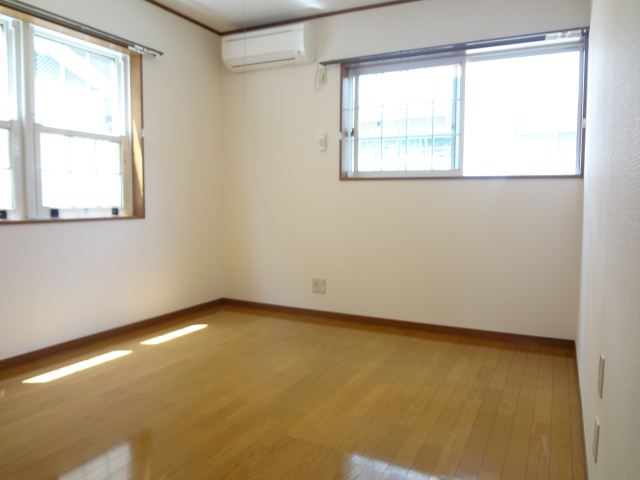 Living and room. It is a bright room with two faces Shako