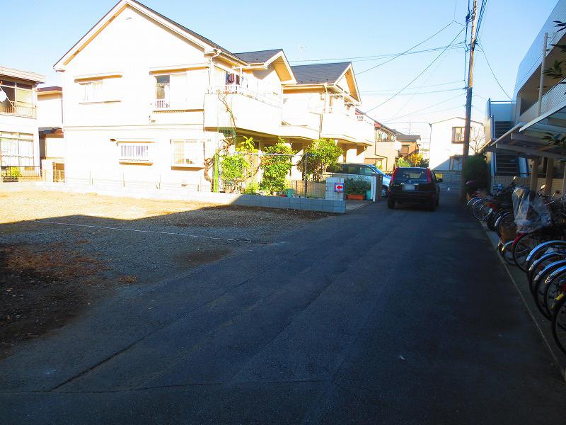 Local photos, including front road. Local (12 May 2013) Shooting