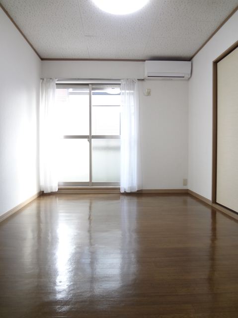 Living and room. It is with lighting equipment