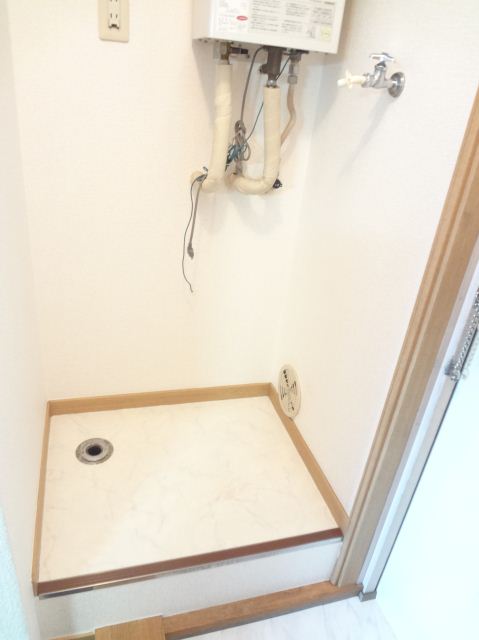 Other room space. Indoor washing machine area of the peace of mind