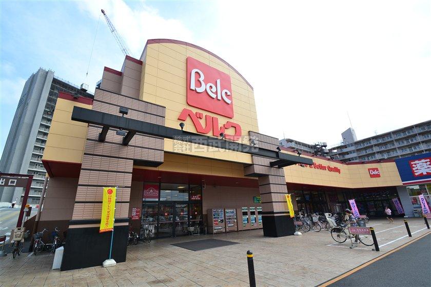 Supermarket. 890m to Berg