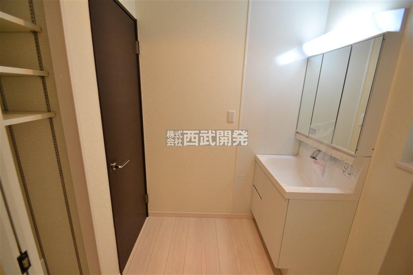 Wash basin, toilet. 5 Building washroom (November 2013) Shooting