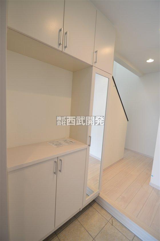 Entrance. 4 Building entrance (November 2013) Shooting