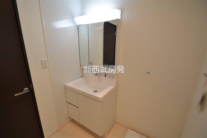 Wash basin, toilet. 4 Building washroom (November 2013) Shooting