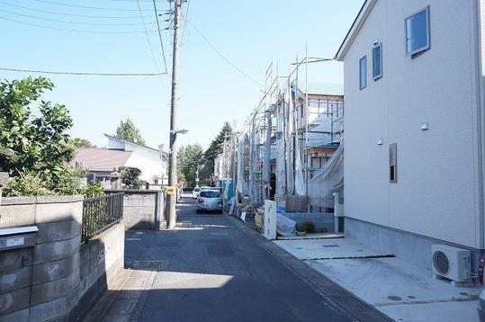 Local photos, including front road. Frontal road