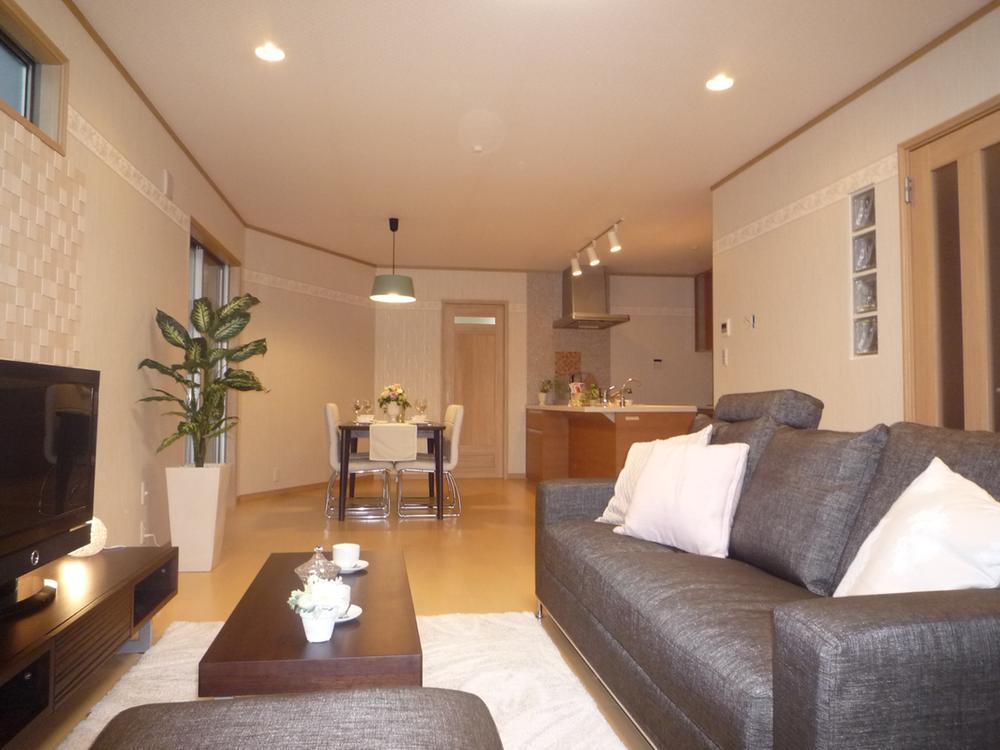 Living. Living with a still be placed a large sofa room at a dining table. Also you got to come to a lot of customers, You can relax slowly. You can spend a good time with family. 