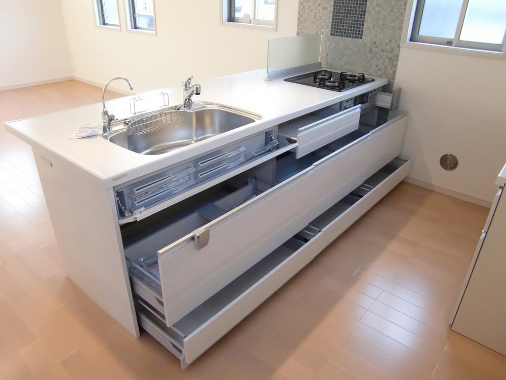 Other Equipment. In addition to the abundant storage capacity, And roller rail to mitigate the impact when you close the drawer, Also equipped "Minipata kun" that can be taken out of the quick and the kitchen knife lodged in a comfortable position. 