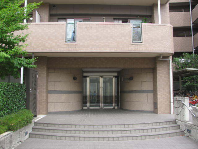 Entrance. Auto is with a lock!