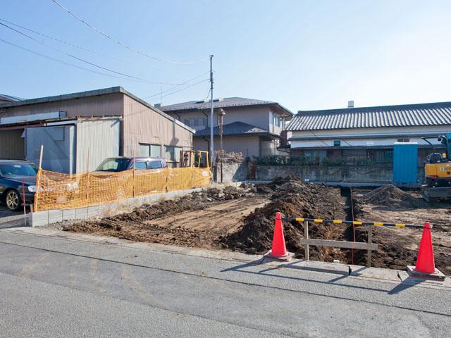 Local photos, including front road. Local 2