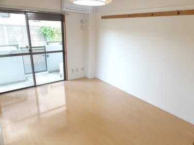 Living and room. Easy-to-use all-Western-style