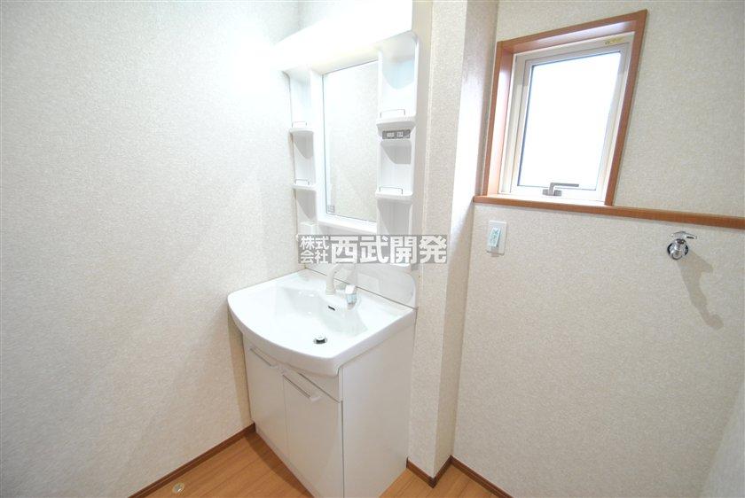 Wash basin, toilet. Building 2 washroom (November 2013) Shooting