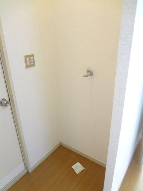 Other room space. This washing machine Storage.