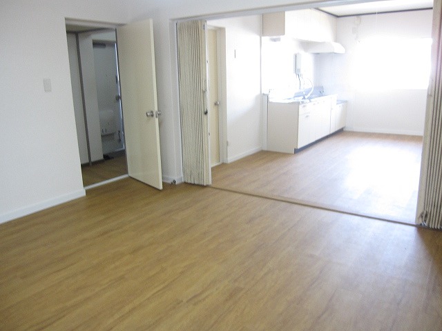 Living and room. It is wide and connect with neighboring Western-style
