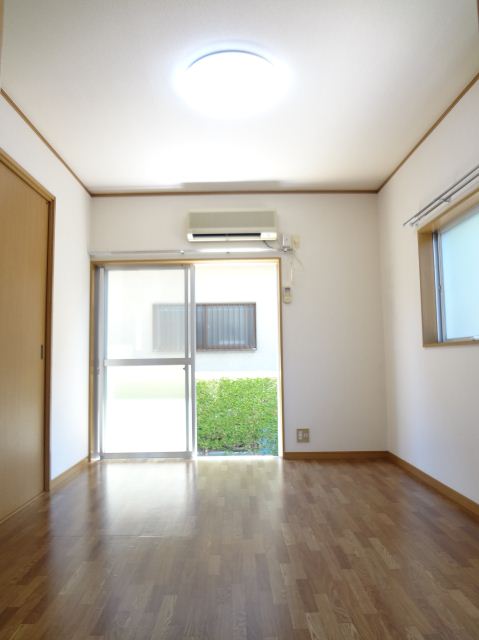 Living and room. A feeling of opening that there is a two-way window is the room