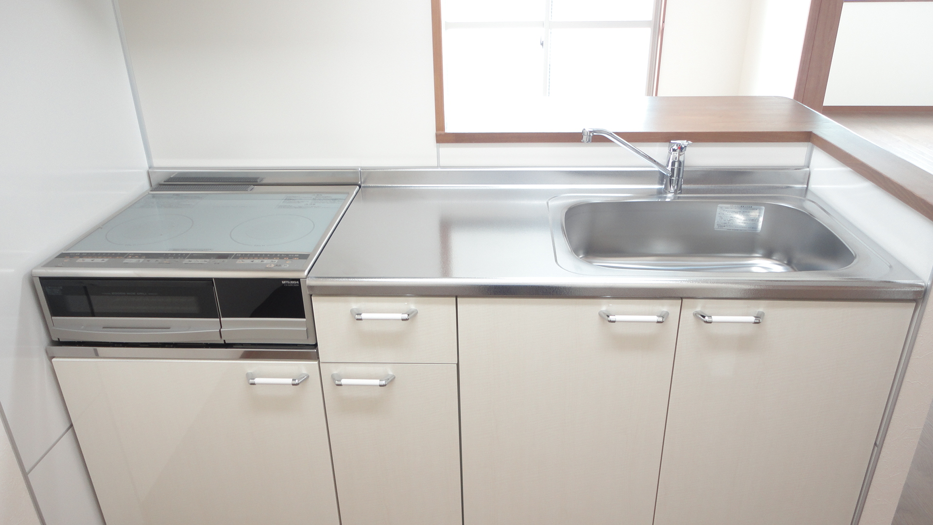 Kitchen. With IH cooking heater!