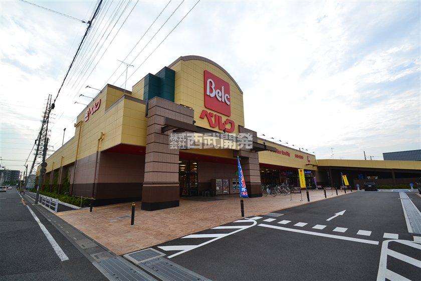 Supermarket. 490m to Berg