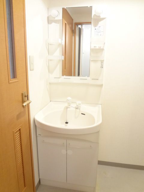 Washroom. Of course, independent wash basin.