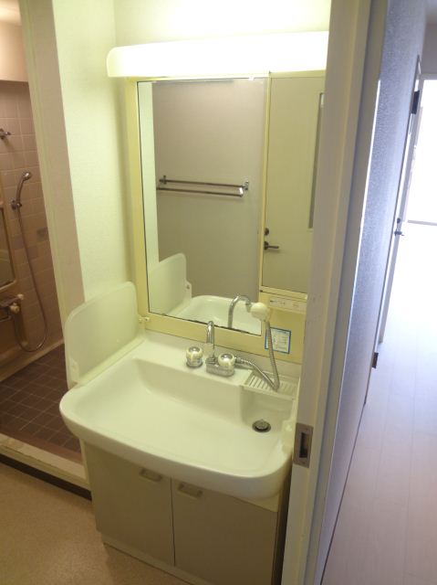 Washroom. Happy to prepare in the morning because it is with shampoo dresser