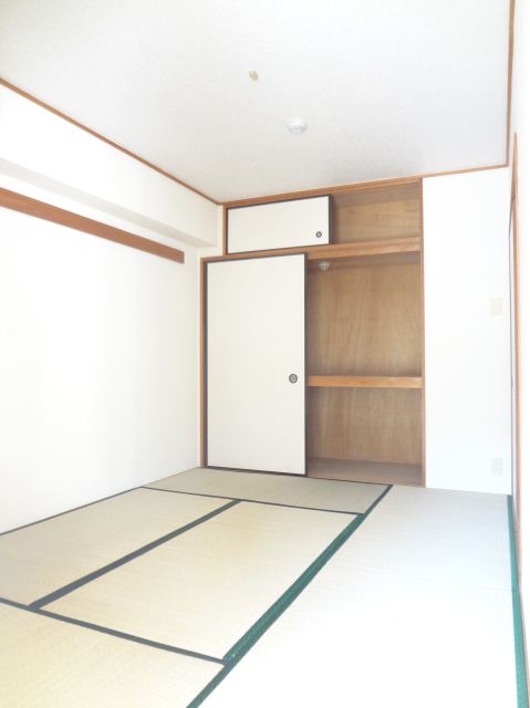 Living and room. 6 is a Pledge of Japanese-style room. Plenty of storage