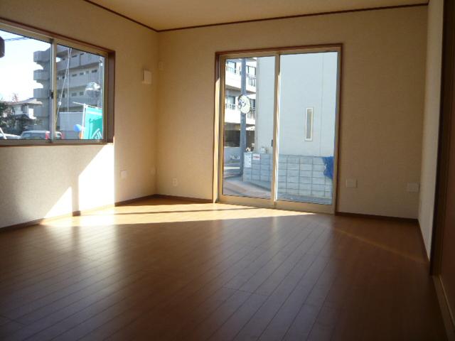 Living.  ◆ It is a bright living 1