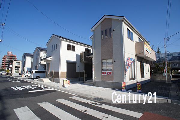 Local photos, including front road. Electricity bill will be cheaper with a "solar panels" housing. 