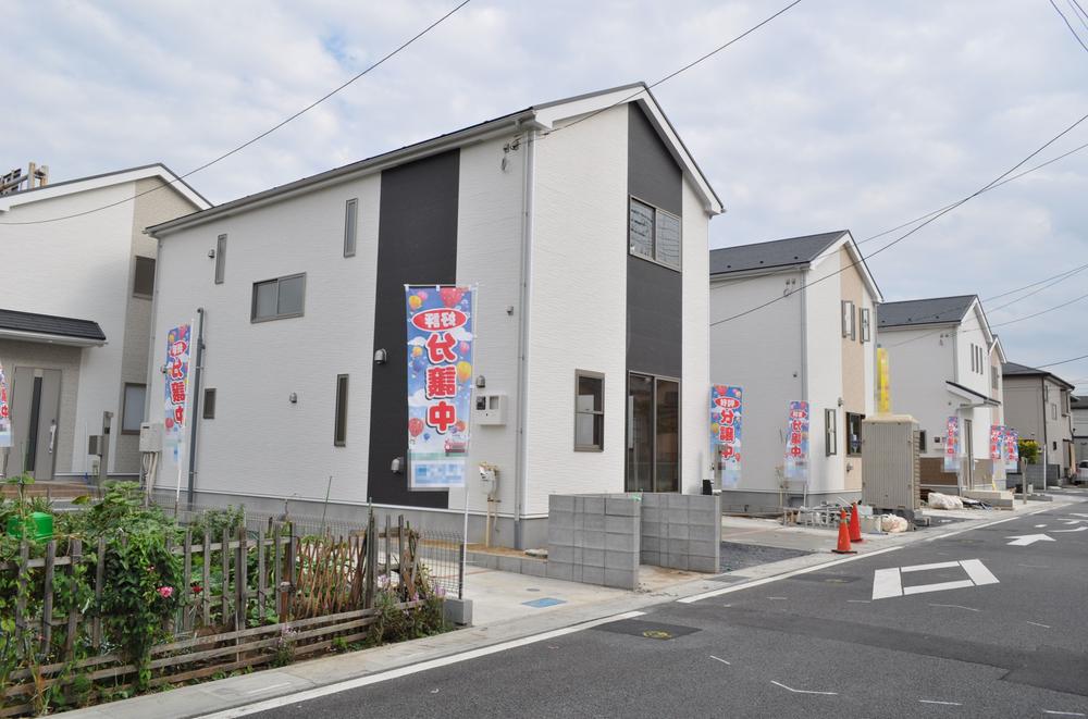 Local photos, including front road. Calm subdivision