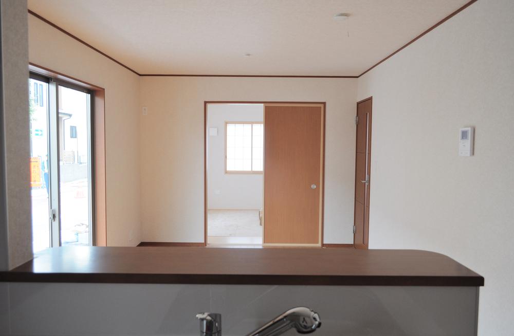 Living. Overlook from the kitchen to the Japanese-style room. 