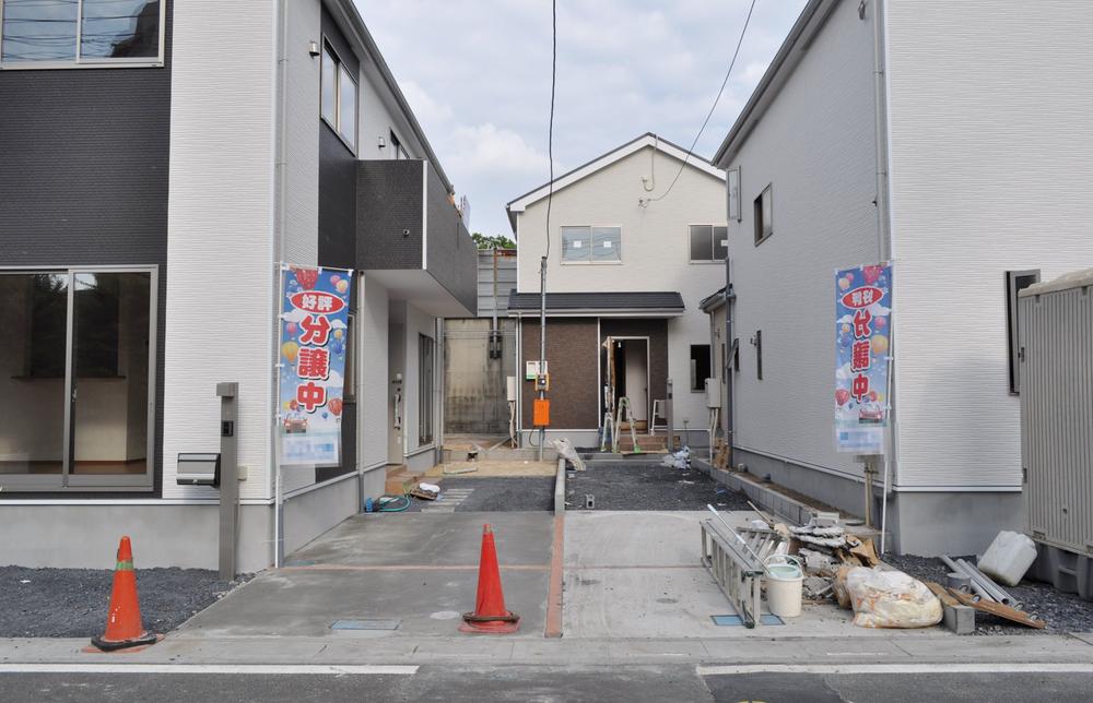 Local appearance photo. Effortlessly parking from road. 