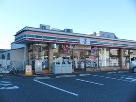 Convenience store. 250m to Seven-Eleven (convenience store)