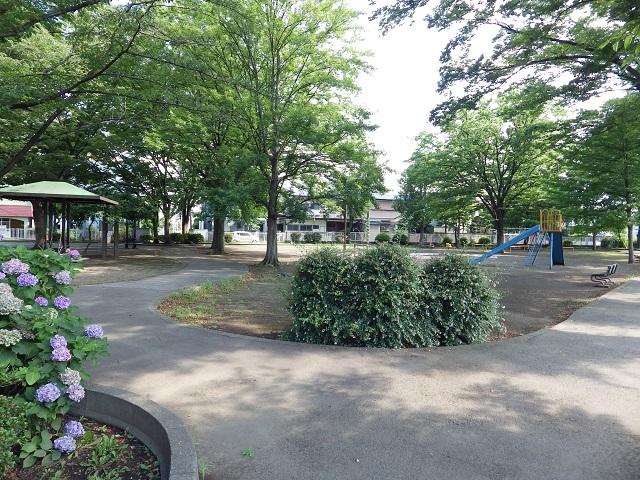 park. 1200m walk 15 minutes to the original hall park