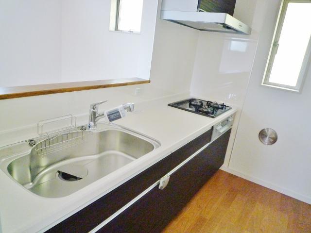 Kitchen. Feet All slide-type kitchen that achieves storage capacity UP, Please steadily housed ingredients seasonal thing also