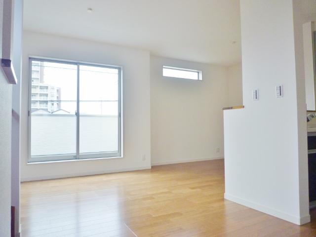 Living. Living-in stairs to encourage family communication, Because the second floor living room, Nearby gaze also not worried! ! Since the kitchen is also a face-to-face, You can prepare the rice while sharing the topic in the family