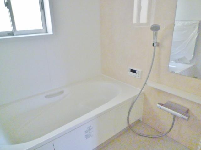 Bathroom. Clean door Ya considering the bitterness in the mold, Kururin poi summarized the dirt and take advantage of the remaining hot water, Also equipped with drainage port Otasuke feature is still