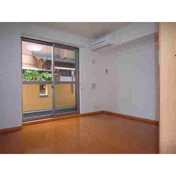 Living and room. Loose 7 Pledge Western-style