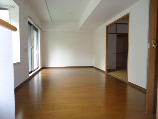 Living and room. We are living the spread.