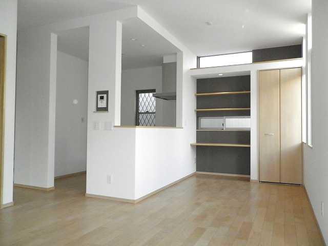 Living. ◆ There is a pantry and counter shelves, Storage is plenty. Indoor (February 2013) Shooting