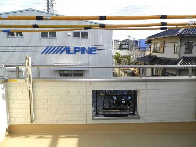 Balcony. ◆ South balcony plugging bright sunshine. There is a balcony to the other west side. Local (February 2013) Shooting