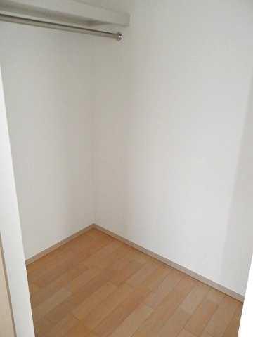 Receipt. ◆ There are 1.5 Pledge walk-in closet. Indoor (February 2013) Shooting