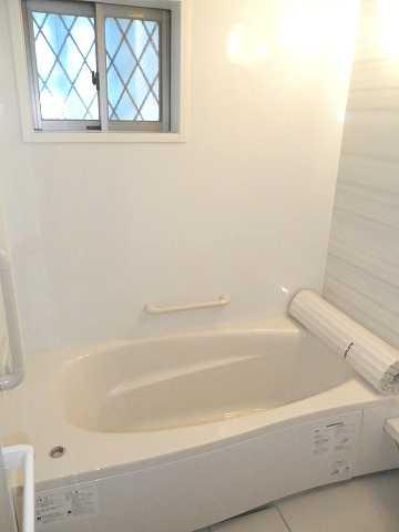 Bathroom. ◆ Spacious 1 tsubo bus. Leave a fun bath time with children. Indoor (February 2013) Shooting