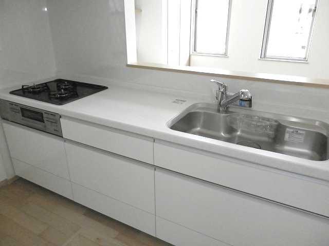 Kitchen. ◆ Bright face-to-face kitchen. White tones, There is a feeling of cleanliness. Indoor (February 2013) Shooting