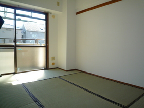 Living and room. There closet to 6 Pledge Japanese-style room.