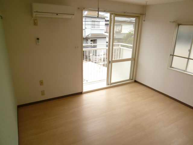 Living and room. Easy to use in landscape of Western-style! Window often