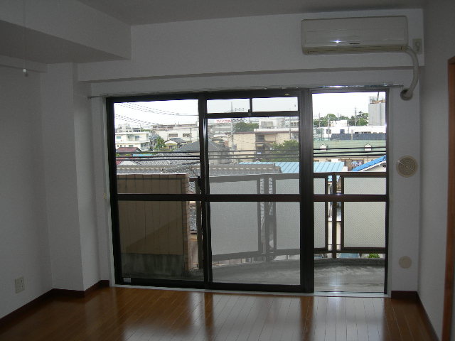 Living and room. It will be inverted type. 