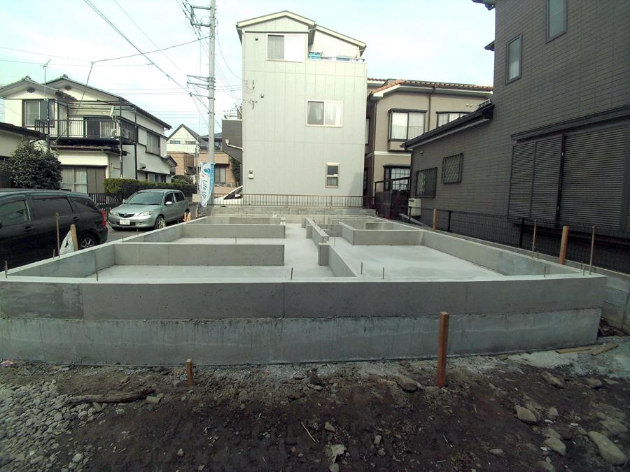 Local photos, including front road. We offer the same use the finished model house of this property. Please feel free to contact us. 