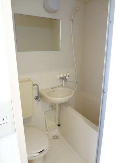 Bath. This unit bus with cleanliness!