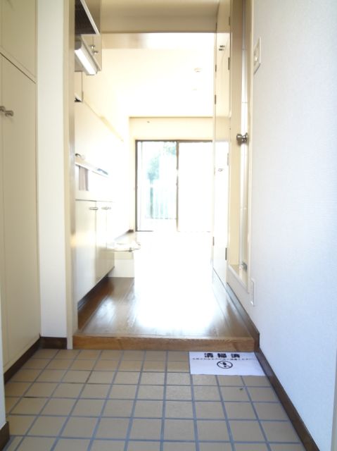 Entrance. Outlook in a bright room ・ Airy is a good entrance!