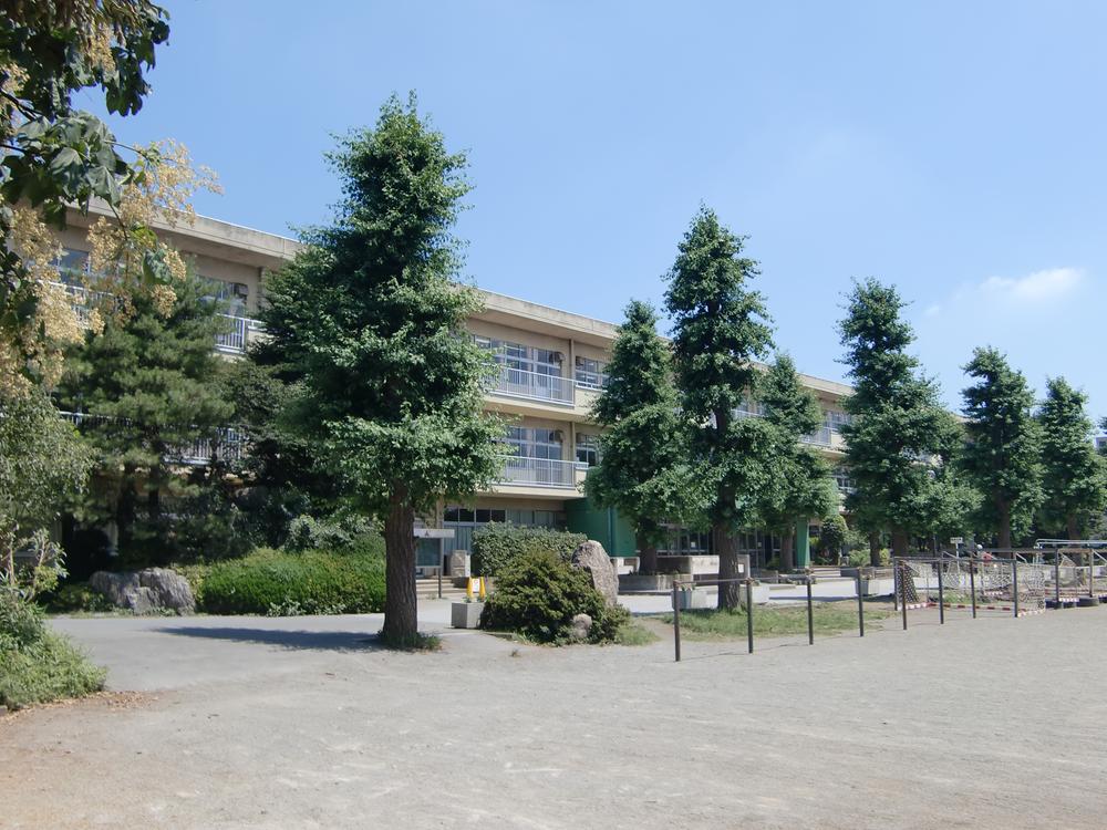 Junior high school. Uetake until junior high school 1500m number of students: 980 people 30 class