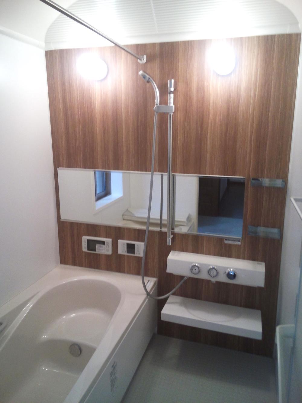 Bathroom. Bathroom 1 pyeong size. Standard bathroom TV and ventilation drying heating machine. Push faucet, Clean bathtub, Easy to bathroom use, such as Kururin poi. 