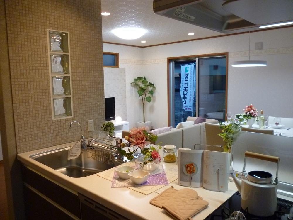 Kitchen. Open kitchen of the open feeling of charm.  It is a kitchen that can enjoy the family and the conversation you are in the living room while the cuisine.  It is also ideal for home party. 